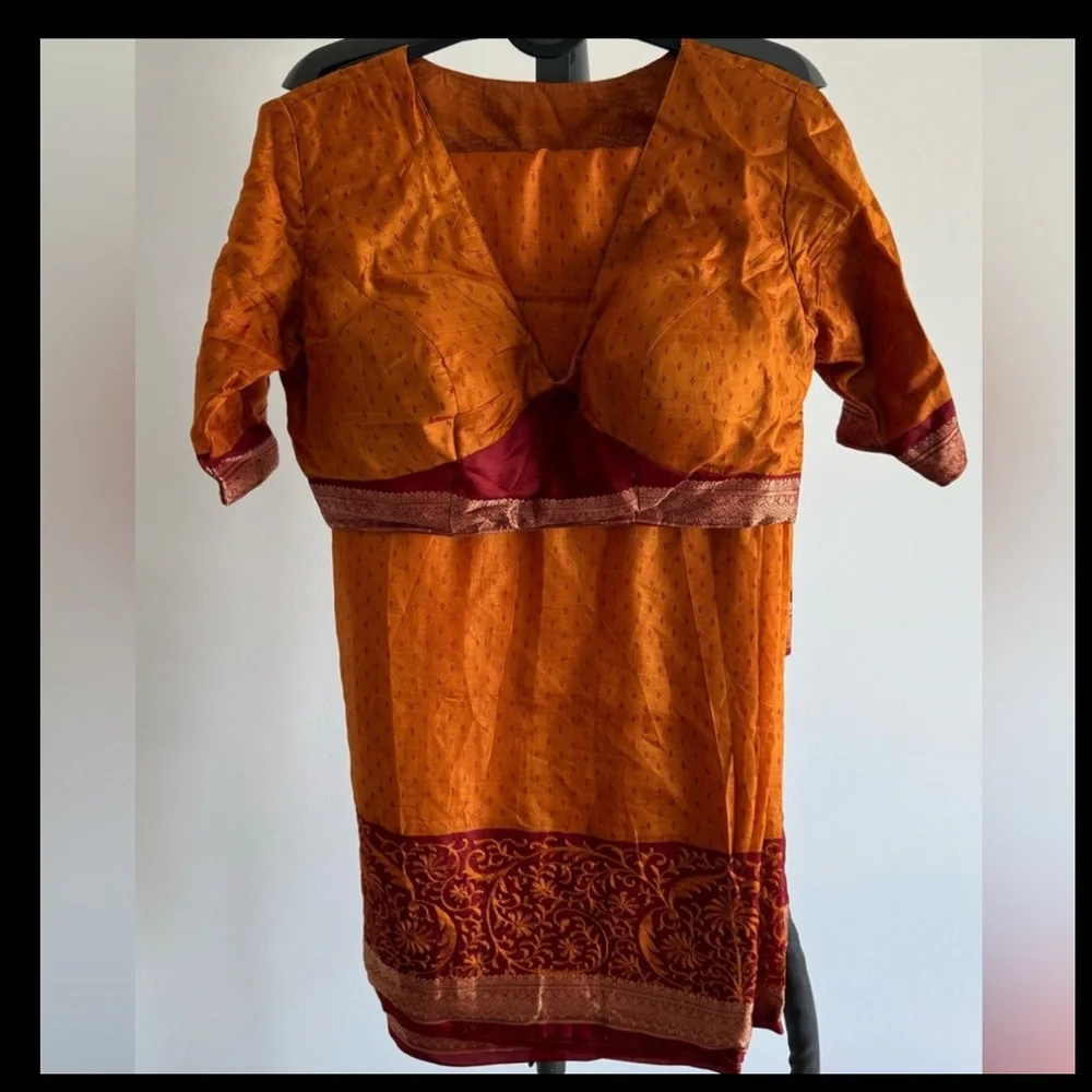 Pure silk designer printed saree with padded blouse - Picture 2 of 6